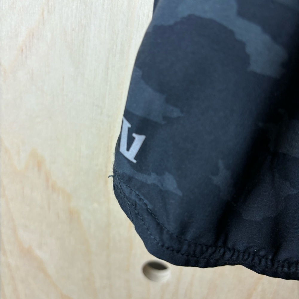 Vuori Women's Clementine Shorts 2.0 Black Camo XS - Picture 6 of 6